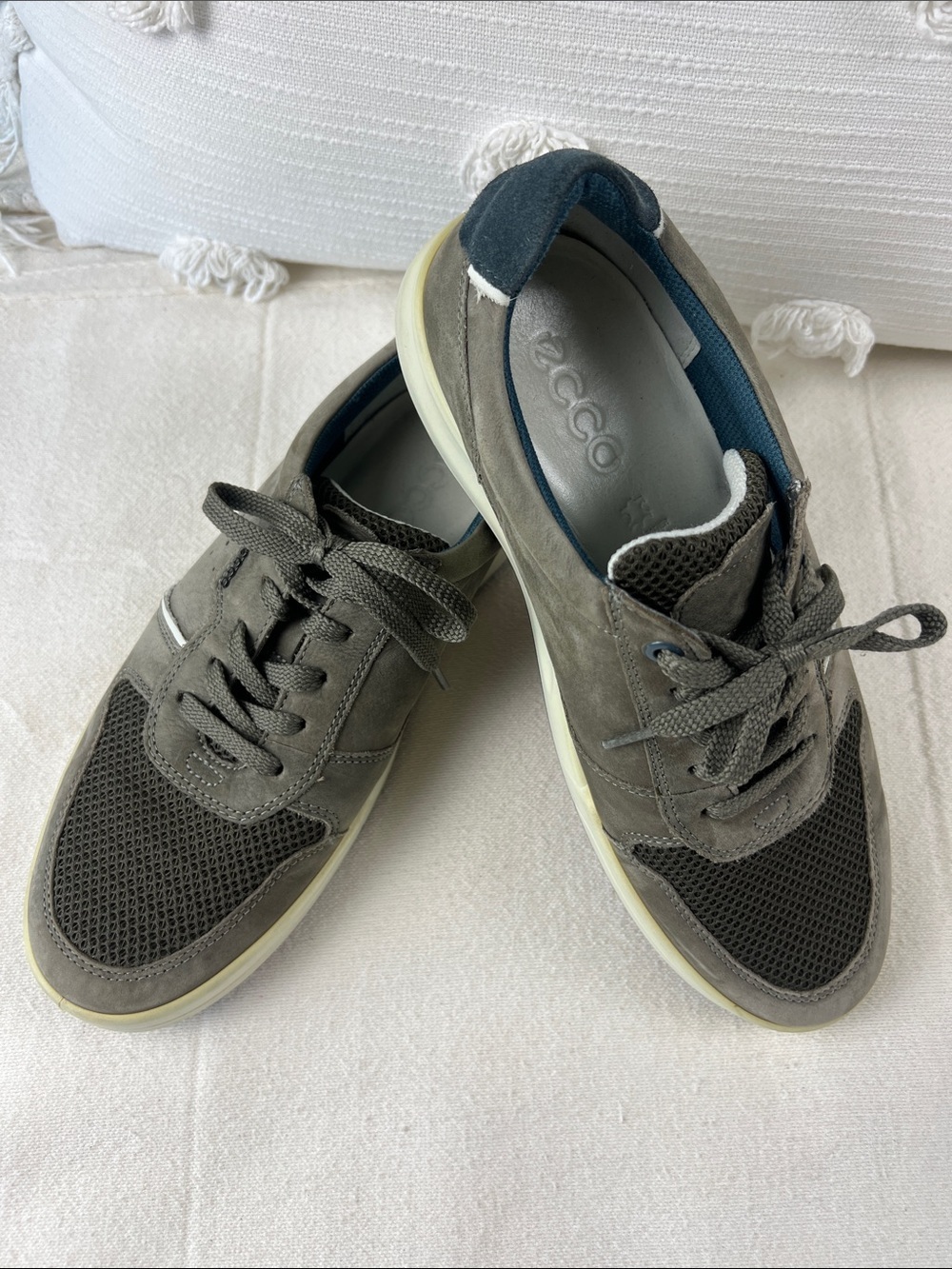 Ecco Men’s Gray and Dark Gray Lace-Up Casual Sneakers